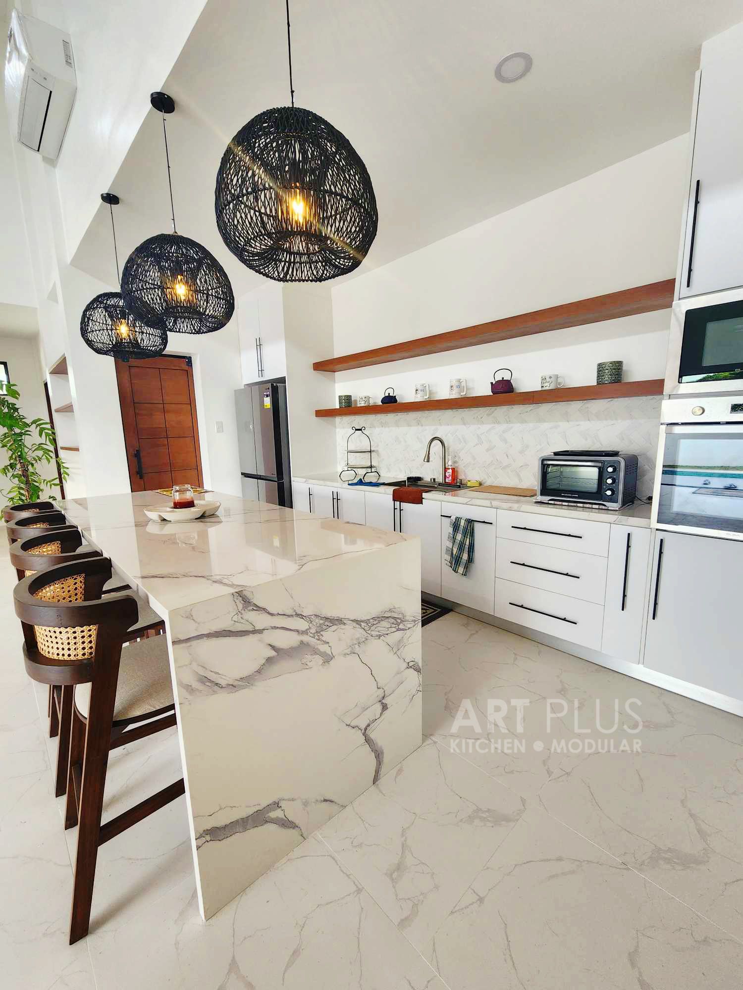 Marble countertop and sintered stone backsplash