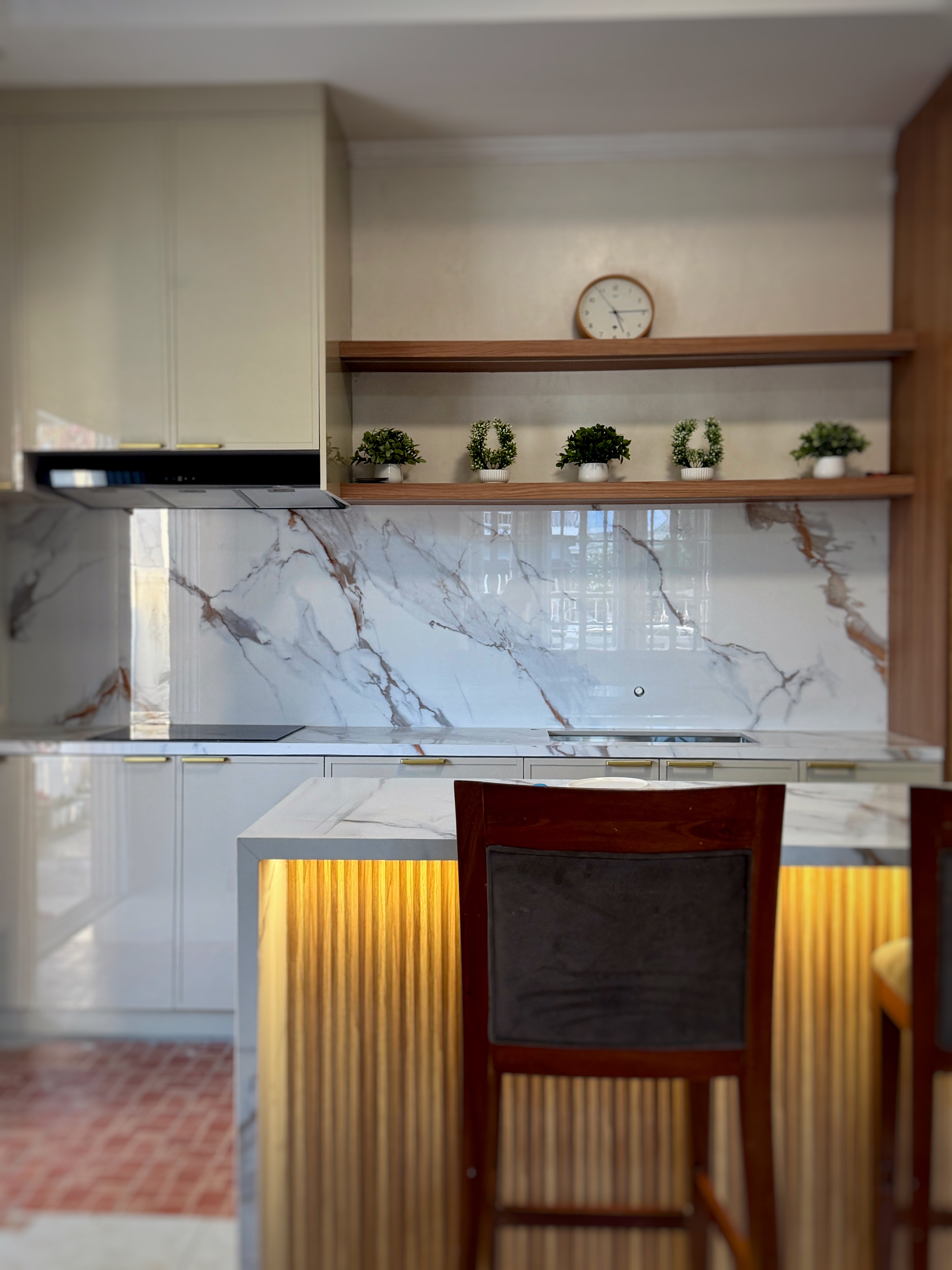 Marble island and sintered stone backsplash with bar seating
